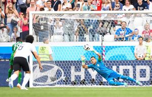 2018 FIFA 월드컵에서 엘하다리가 사우디 아라비아의 파하드 알-무왈라드의 페널티킥을 막는 모습