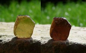 카메라 렌즈 앞에서 직선 편광자를 회전시켜 나타낸 전기석의 다색성.