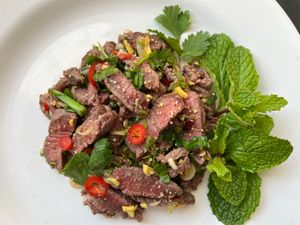 핑 신 남 톡은 소고기 스테이크로 만든 라오스 라브 요리의 변형이며 때로는 애피타이저로 즐기기도 한다.