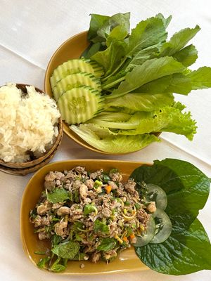 라오스 고이는 메콩강 생선을 사용하여 찹쌀과 신선한 채소를 곁들여 제공한다.