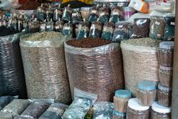 켑 크랩 마켓에서 판매되는 검은색, 흰색, 빨간색, 녹색 캄폿 후추