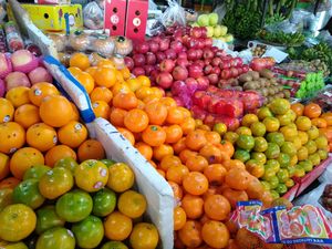 프놈펜 중앙 시장의 캄보디아 과일 노점상, 포멜로, 오렌지, 사과, 키위, 설탕 바나나를 판매하고 있다.