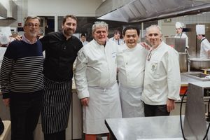 2016년 프랑스 아비뇽에서 캄보디아 요리를 홍보하는 캄보디아 요리사 류 멩 (오른쪽에서 두 번째)과 그의 사업 파트너 리처드 길렛(왼쪽에서 두 번째)