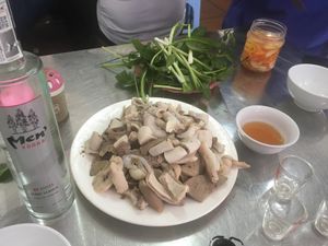 다양한 삶은 돼지 내장의 접시