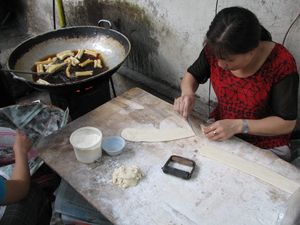 반죽을 잘라 꽈이(quẩy) 만들기