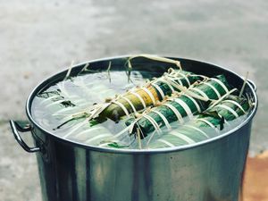 반 떼(Bánh tẻ)는 잎에 싸서 삶는다