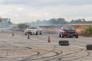 드리프트 차량에서 핸들링을 개선하기 위해 사용되는 네거티브 전륜 캠버