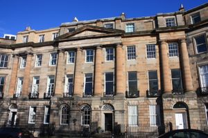 톰슨의 집(오른쪽)은 에든버러 모레이 플레이스 3번지에 위치해 있다.