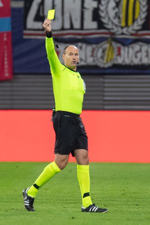 2019 챔피언스 리그 경기에서 옐로 카드를 꺼내든 마테우 라오스