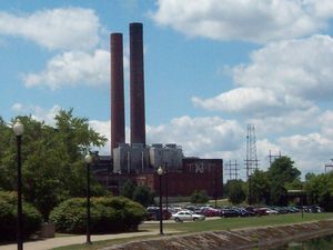 과거 애크런, 오하이오에 위치했던 BF굿리치 타이어 공장과 본사의 굴뚝