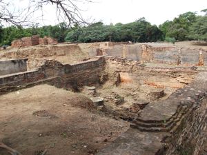 오래된 바간 궁궐 부지. 2003년 이후 완전히 추정된 새로운 궁궐이 재건되었다.
