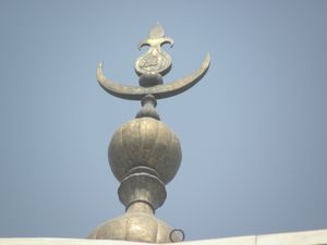 무굴 제국의 탐가가 타지마할 꼭대기에 있다.