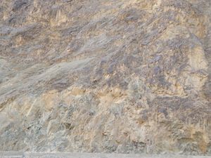 초목이 거의 없거나 없는 산에서 위장한 시베리아아이벡스