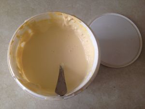 조지아 케다의 한 가정에서 카이마키가 담긴 양동이