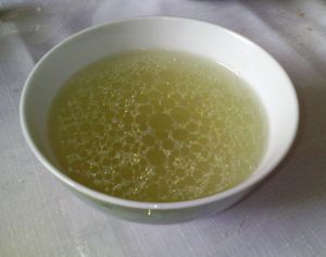 베쉬바르마크 전에 제공되는 양고기 수프, 쇼르포