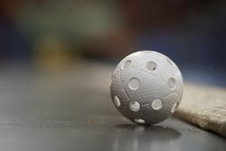 플로어볼 공. 이 공은 플라스틱 정밀형 공으로, 공기 저항과 바닥과의 마찰을 줄이는 1,516개의 작은 딤플이 특징이다.