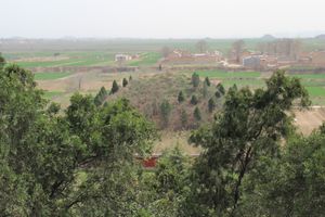 곽거병의 묘 꼭대기에서 바라본 김일제의 묘