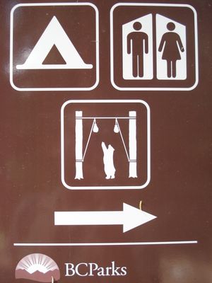 브리티시컬럼비아 공원의 표지판은 캠핑객들에게 음식, 쓰레기, 세면도구를 곰의 손이 닿지 않는 곳에 보관하거나 안전한 곰 보관함을 사용할 것을 경고한다.