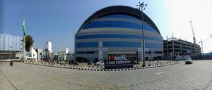 구(왼쪽)와 신(중앙) 하비브간지역(공식적으로 라니 카말라파티역)의 주요 입구 건물