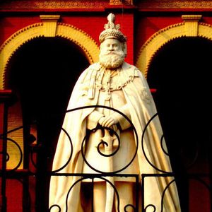 다르방가 라지의 수장, 락슈메슈와르 싱 동상