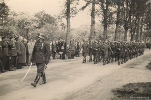 굴베네 주둔군 열병식에서 칼리스 울마니스 대통령 앞에서 열병하는 라트비아 국군