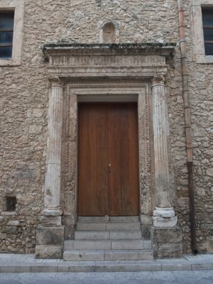 검의 성 야고보 구 교회 정문