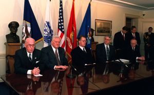 리투아니아의 알기르다스 브라자우스카스(대통령) (왼쪽부터 1번째), 에스토니아의 레나트 메리(대통령) (왼쪽부터 2번째)와 함께 미국을 방문한 군티스 울마니스 (중앙) (1998년)