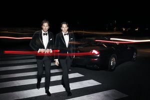 헨리크(왼쪽)는 의류 소매업체 브라더스의 광고 캠페인 당시 그의 쌍둥이 형제 요엘 룬드크비스트와 함께