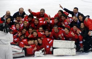 2014년 동계 올림픽에서 스위스 팀은 동메달을 획득한 직후 축하했다. 이는 스위스 여자 아이스하키 팀의 첫 번째 메달이었다.