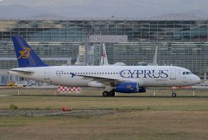 구 키프로스 항공 도색에 사용된 노란색 무플론 로고가 꼬리 날개와 엔진에 적용되었다.