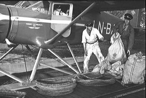 1936년 오슬로에서 Stinson Reliant에 우편물을 싣는 모습