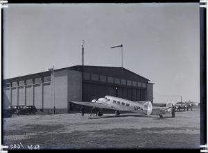 LOT 록히드 모델 10A 일렉트라 1930년대 탈린 공항의 비행기 격납고 앞