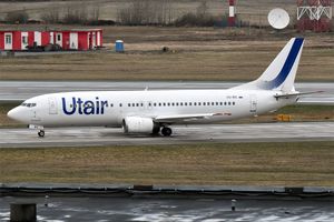 유테이르 항공의 최신 도색을 입은 보잉 737-400