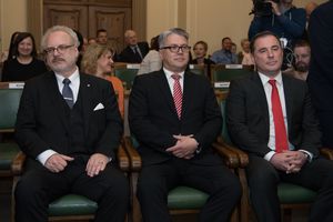 에길스 레비츠, 유리스 얀손스, 디지스 슈미츠 대통령 후보 (왼쪽부터) 2019년 라트비아 대통령 선거 당시