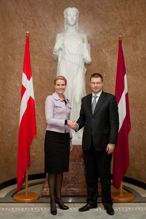 돔브로우스키스는 2011년 10월 28일 리가에서 덴마크 총리 헬레 토르닝-슈미트를 만났다.