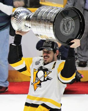 말킨은 내슈빌에서 열린 2017년 스탠리 컵 결승전 6차전 후 스탠리 컵을 들고 있다. 말킨의 두 번째 연속 챔피언십이자 통산 세 번째 챔피언십이다.