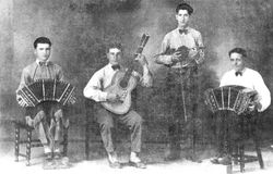 1929년 사진. 반도네온, 바이올린, 기타. 현대의 밴드 편성에서는 기타 대신 피아노나 콘트라베이스가 더해지는 경우가 많다.