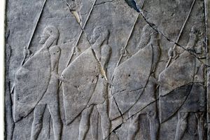 니네베 궁전 부조에 그려진 아시리아 창병 (7세기). 페르가몬 박물관 전시.