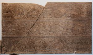 부조는 아슈르바니팔 궁전에서 아시리아인과 아랍인의 전투를 보여준다.