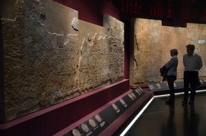 아슈르바니팔의 부조가 대영 박물관에서 전시된 모습, 전시회 나는 아슈르바니팔, 아시리아의 왕(2018–2019)의 일부