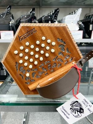 46개의 버튼 키를 가진 헤이든식 버튼 배열의 듀엣 콘서티나. 헤이든식에서는 버튼열의 각도가 손바닥 받침대에 대해 비스듬히 기울어져 있는 것에 주의. 타니구치 악기에서 촬영