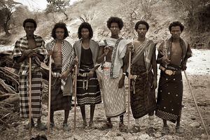 전통 의상을 입은 젊은 아파르족 남성들