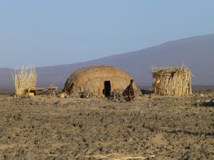 다나킬 사막에 있는 전통적인 아파르족의 거주지