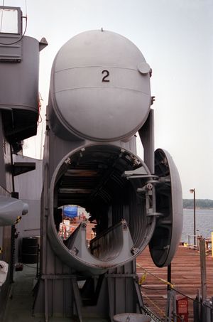 독일 히덴제 초계함에 탑재된 P-15 2연장 발사기. 복부 부스터를 위한 지지대가 보인다.