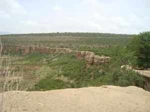 도구아 템비엔 남동부의 미쉴람에 있는 안탈로 석회암 절벽