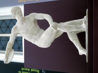 . 런던 대영박물관 소장. 머리의 각도가 잘못되어 있다.