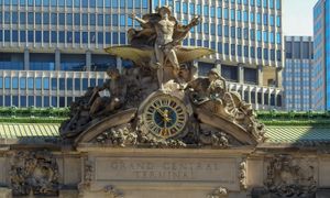 보자르 양식의 부서진 세그먼트 페디먼트, 그랜드 센트럴 터미널, 미국 뉴욕, 건축가 리드 앤드 스템 및 워런 앤드 웨트모어, 조각가 줄스 쿠탕, 1903.