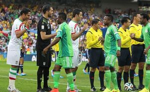 2014년 FIFA 월드컵 이란전에서 나이지리아 대표팀 동료들과 함께 있는 오나지