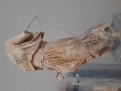 아레스 신전의 조형물, 헤베 또는 아우라, 기원전 440년대. 아테네 국립 고고학 박물관, 그리스.