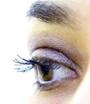 화장한 속눈썹.